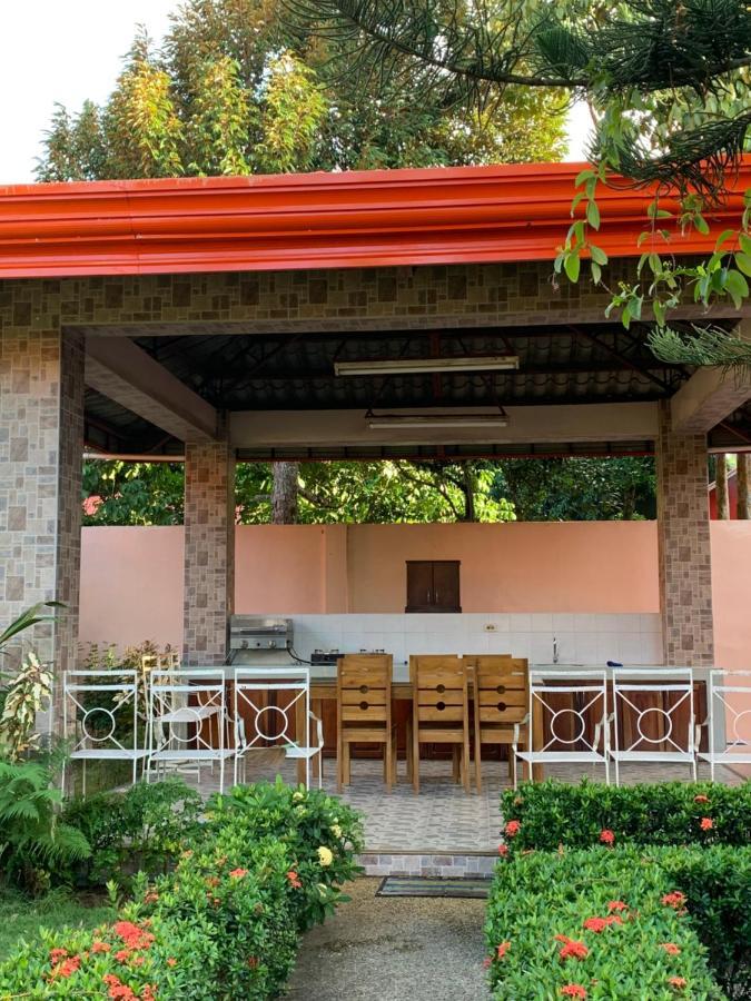 Bungalo 100 m² dengan 2 kamar tidur dan 1 kamar mandi pribadi di Galas Dipolog Bagian luar foto