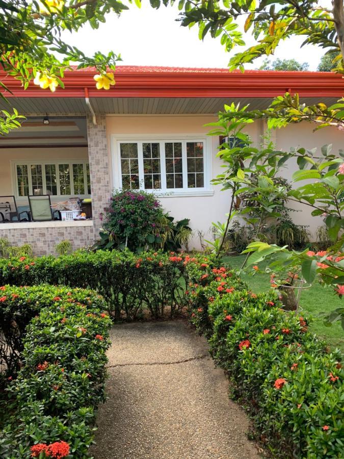 Bungalo 100 m² dengan 2 kamar tidur dan 1 kamar mandi pribadi di Galas Dipolog Bagian luar foto